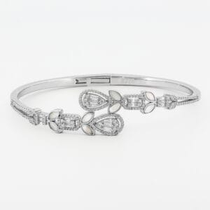 أسوارة واقفة فضة بتصميم دمعة مع وردة