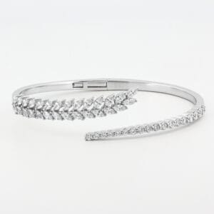 أسوارة واقفة فضة بتصميم سمية ماركيز