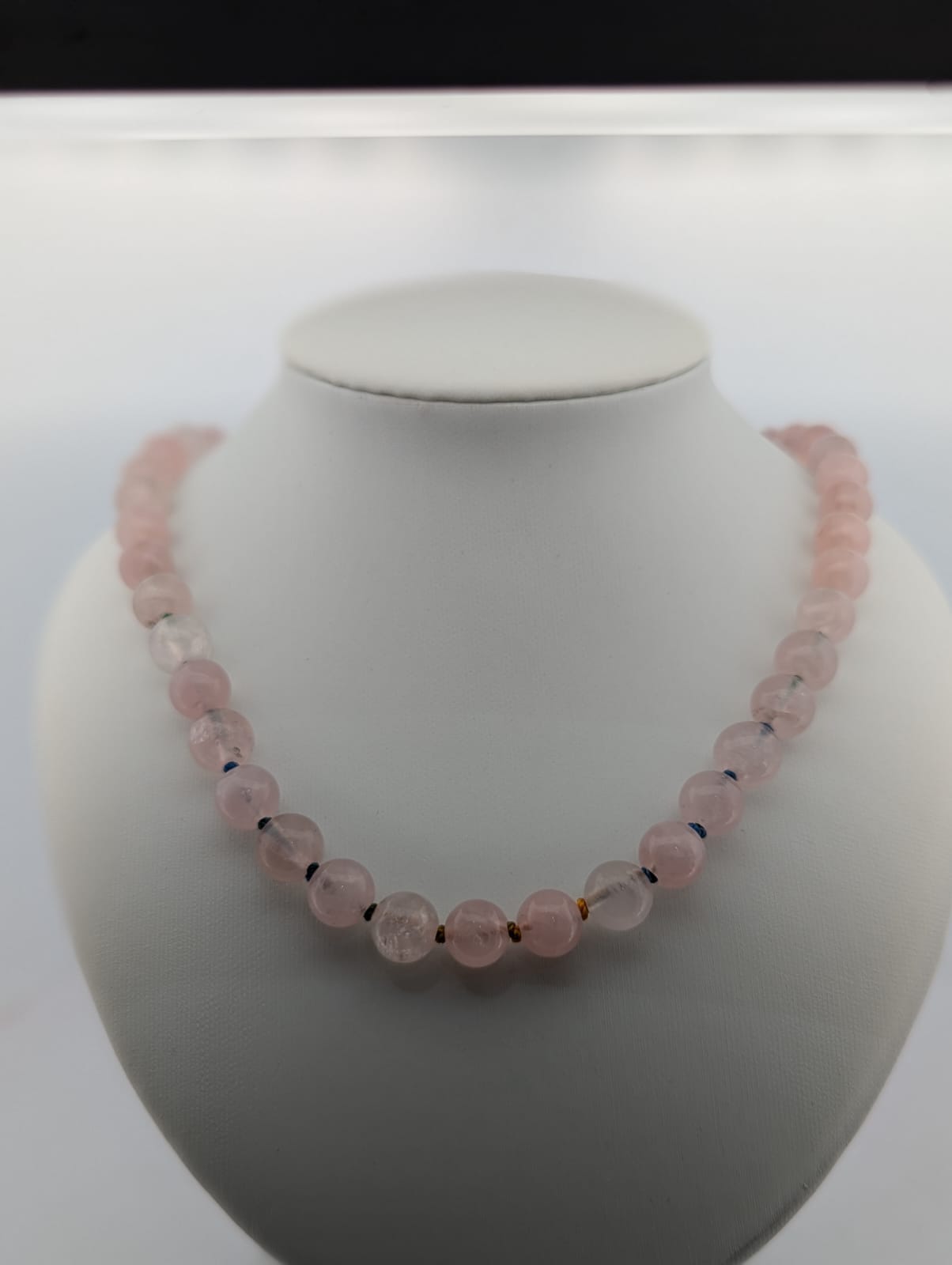 عقد روز كوارتز ، عقد حجر