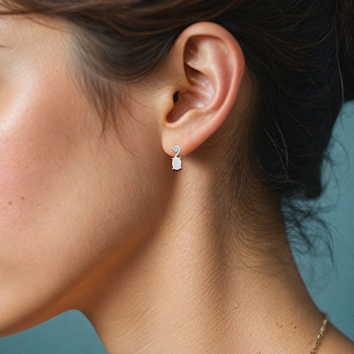 توباز وحجر القمر ناعم ، زوج حلق فضة - الصورة 2