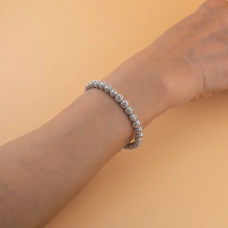 أسوارة فضة نسائية عيار 925 مكوّنة من خرز مفرّغ مزخرف بتفاصيل دقيقة مع قفل شنكار آمن