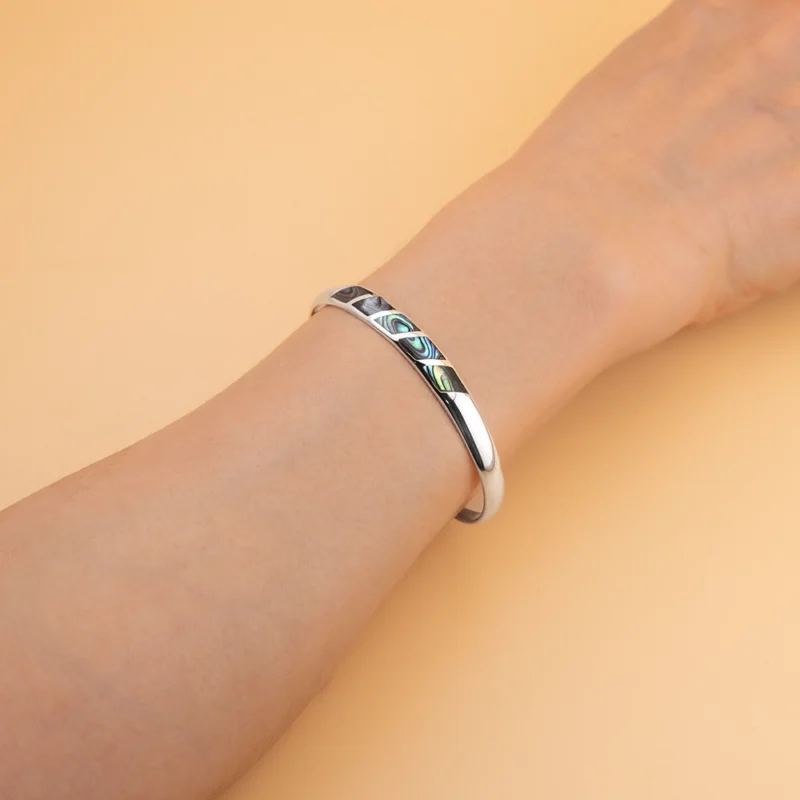 أسوارة فضة عيار 925 مفتوحة مزخرفة بقطع أصداف أبلون متدرجة الألوان باللونين الأخضر والأزرق.