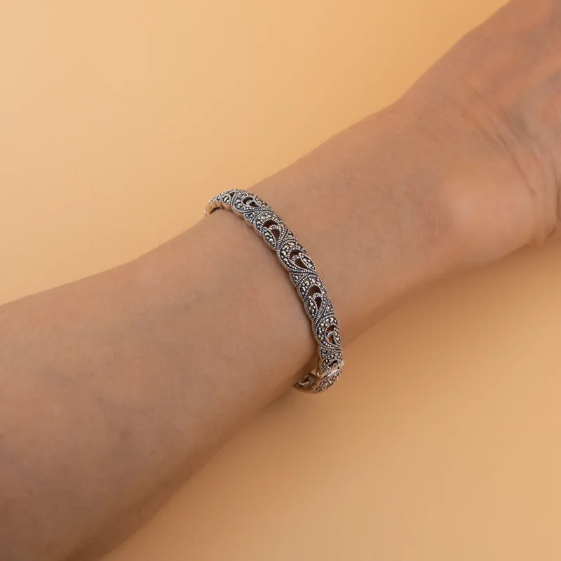 أسوارة ماركازيت فضة عيار 925 على المعصم بتصميم متشابك مرصعة بحجارة بايرايت.