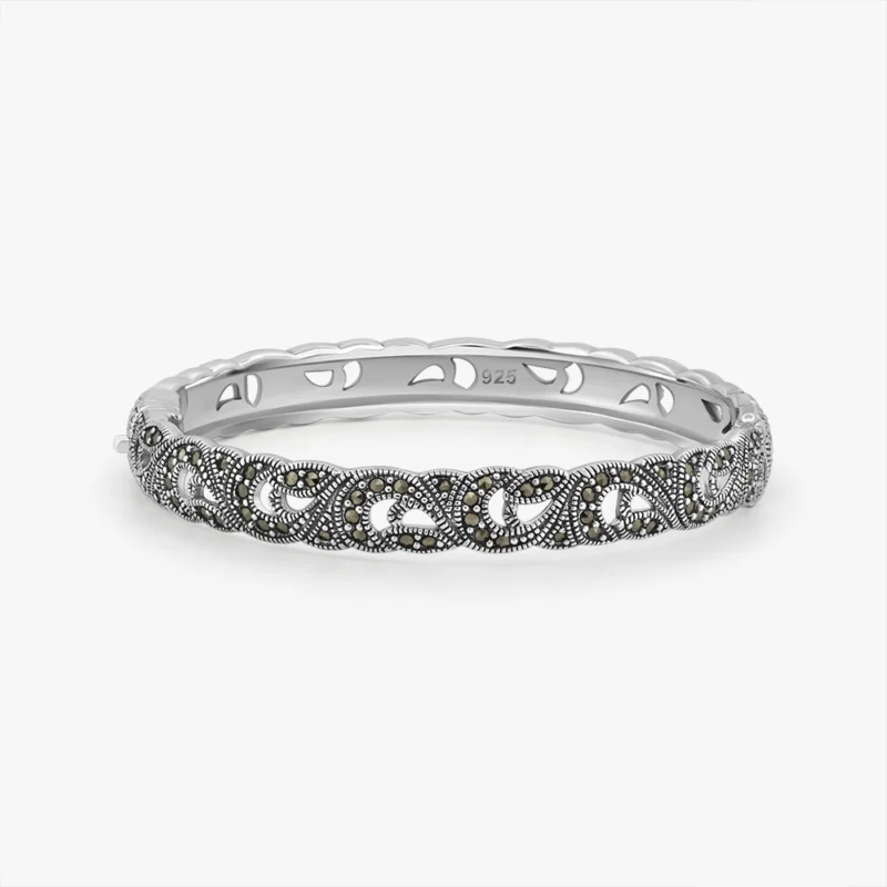 أسوارة فضة ماركازيت عيار 925 بتصميم نقشة متشابكة مزخرفة بحبيبات بايرايت دقيقة.