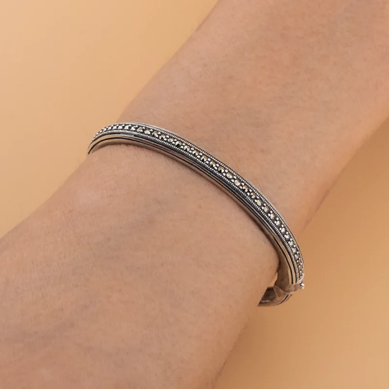 أسوارة ماركازيت فضة عيار 925 على المعصم بعرض 5.7 ملم مرصعة بحجارة بايرايت لامعة.