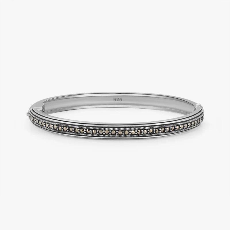 أسوارة فضة ماركازيت عيار 925 بتصميم بسيط مرصعة بحبيبات بايرايت صغيرة مع قفل صندوقي آمن.