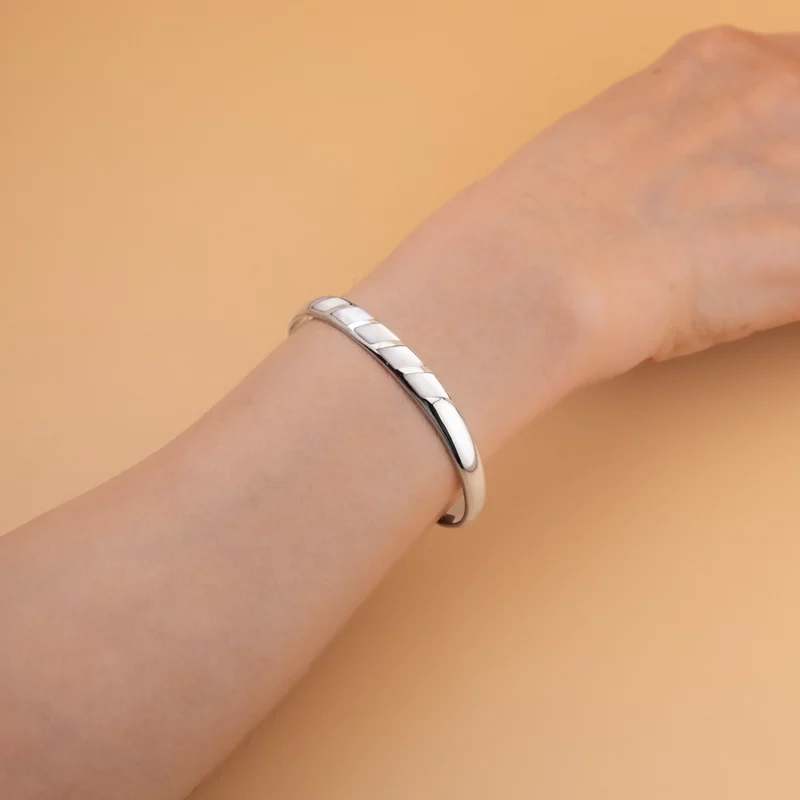 أسوارة فضة عيار 925 مفتوحة مزخرفة بقطع بعرق اللؤلؤ.