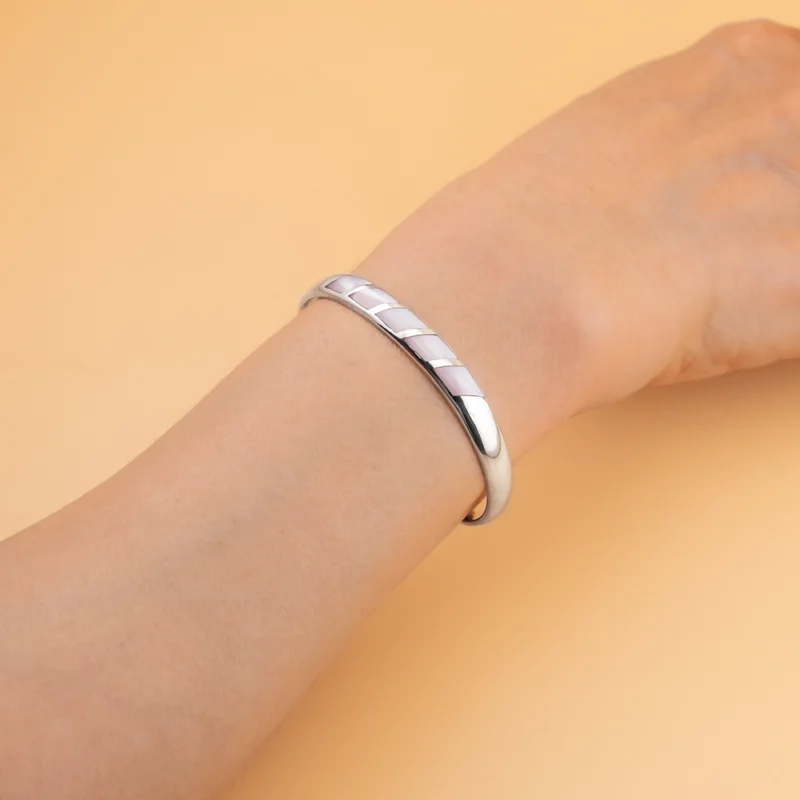 أسوارة فضة عيار 925 مفتوحة مزخرفة بقطع بعرق اللؤلؤ باللون الوردي.