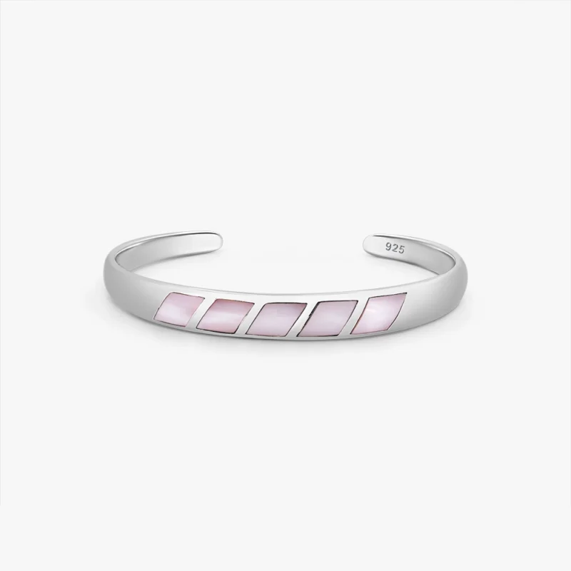 أسوارة فضة عيار 925 مفتوحة مزخرفة بقطع بعرق اللؤلؤ باللون الوردي.