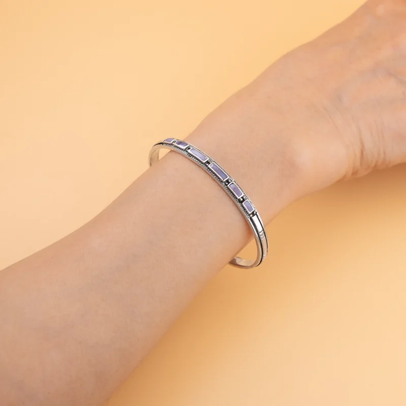 أسوارة فضة عيار 925 مفتوحة مزخرفة بقطع الصدف البنفسجي.