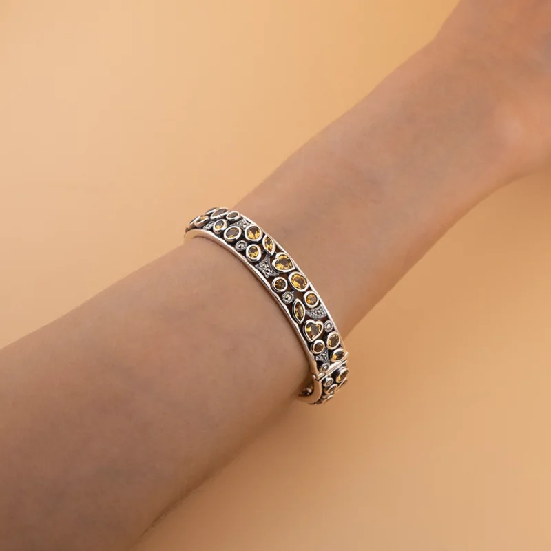 أسوارة فضة نسائية عيار 925 مزخرفة ومرصّعة بأحجار بايرايت وستّرين بدرجات صفراء لامعة مع قفل صندوقي