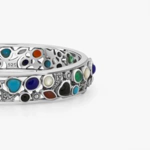 أسوارة فضة عيار 925 بتصميم فني مزخرف ومزيج من الأحجار الطبيعية المتنوعة بألوان زاهية.