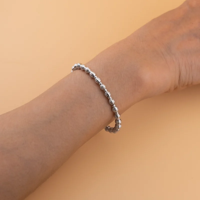 أسوارة فضة نسائية عيار 925 مكوّنة من خرز لامع متدرّج بتصميم بسيط مع قفل مخلب آمن