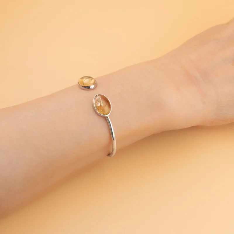 أسوارة سترين بحجرين ملبوسة على اليد