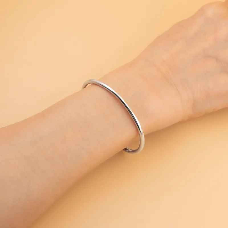 سورة فضة سادة ملبوسة على يد