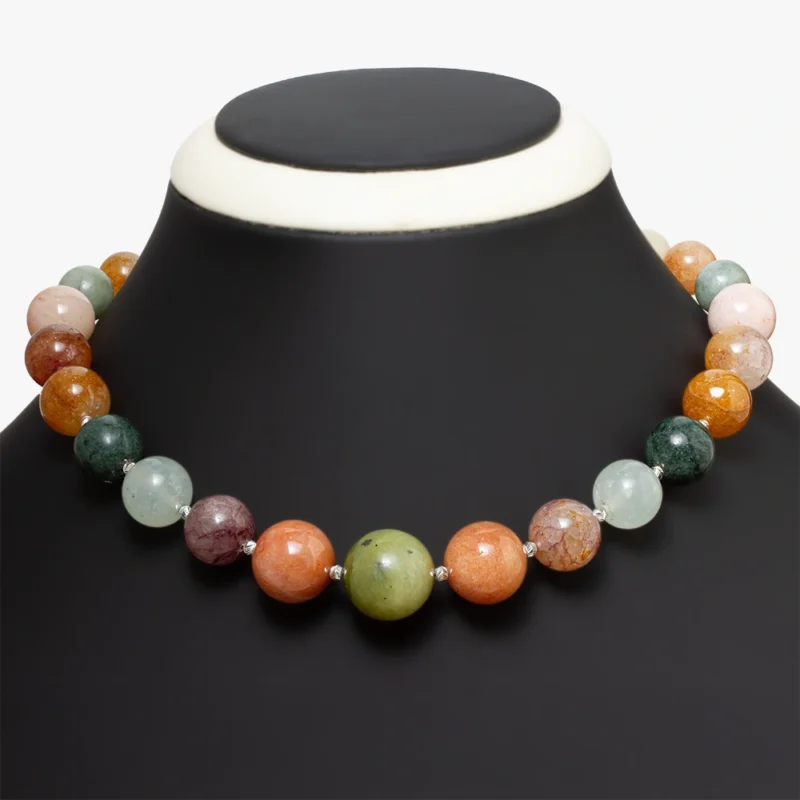 عقد من أحجار اليشب والكوارتز متعددة الألوان مع فواصل فضة معروض على قاعدة سوداء