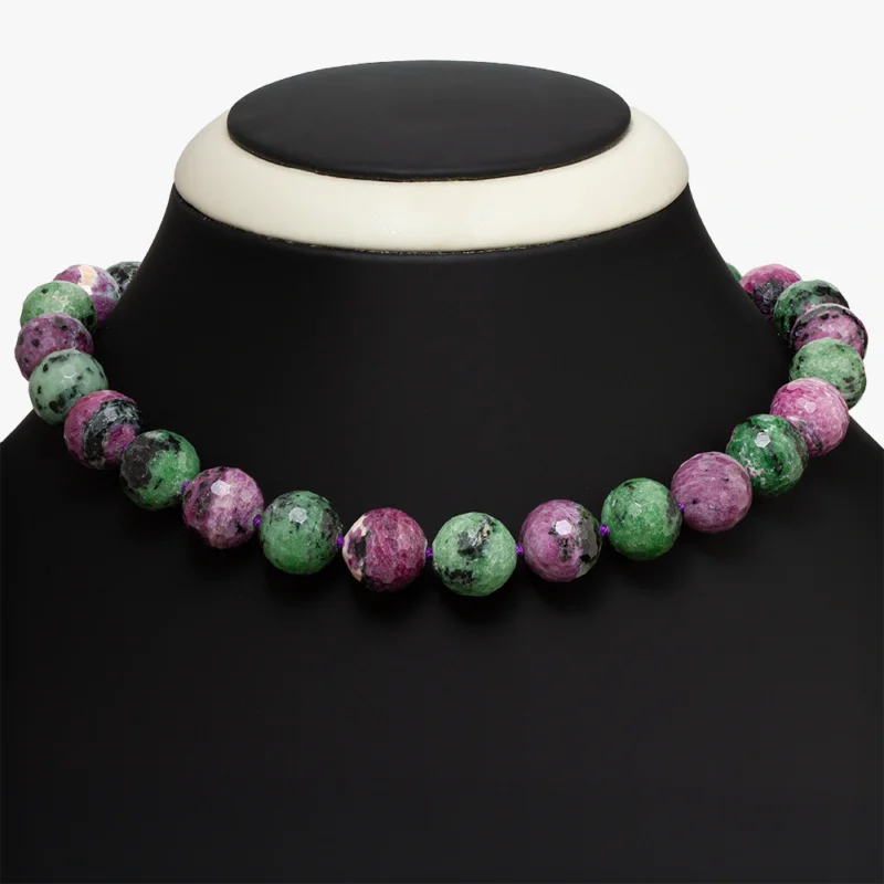 عقد من أحجار الزويسايت