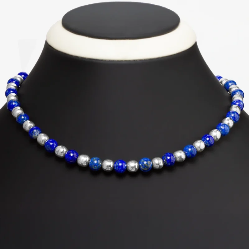 عقد من حجر اللازورد الأزرق مع فواصل من الفضة المصقولة على قاعدة سوداء