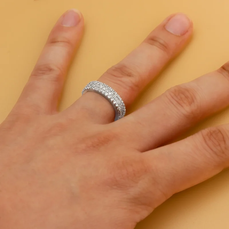 دبلة ملبوسة على يد