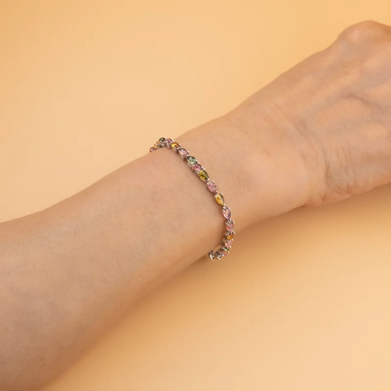 حجر التورمالين أسوارة على يد