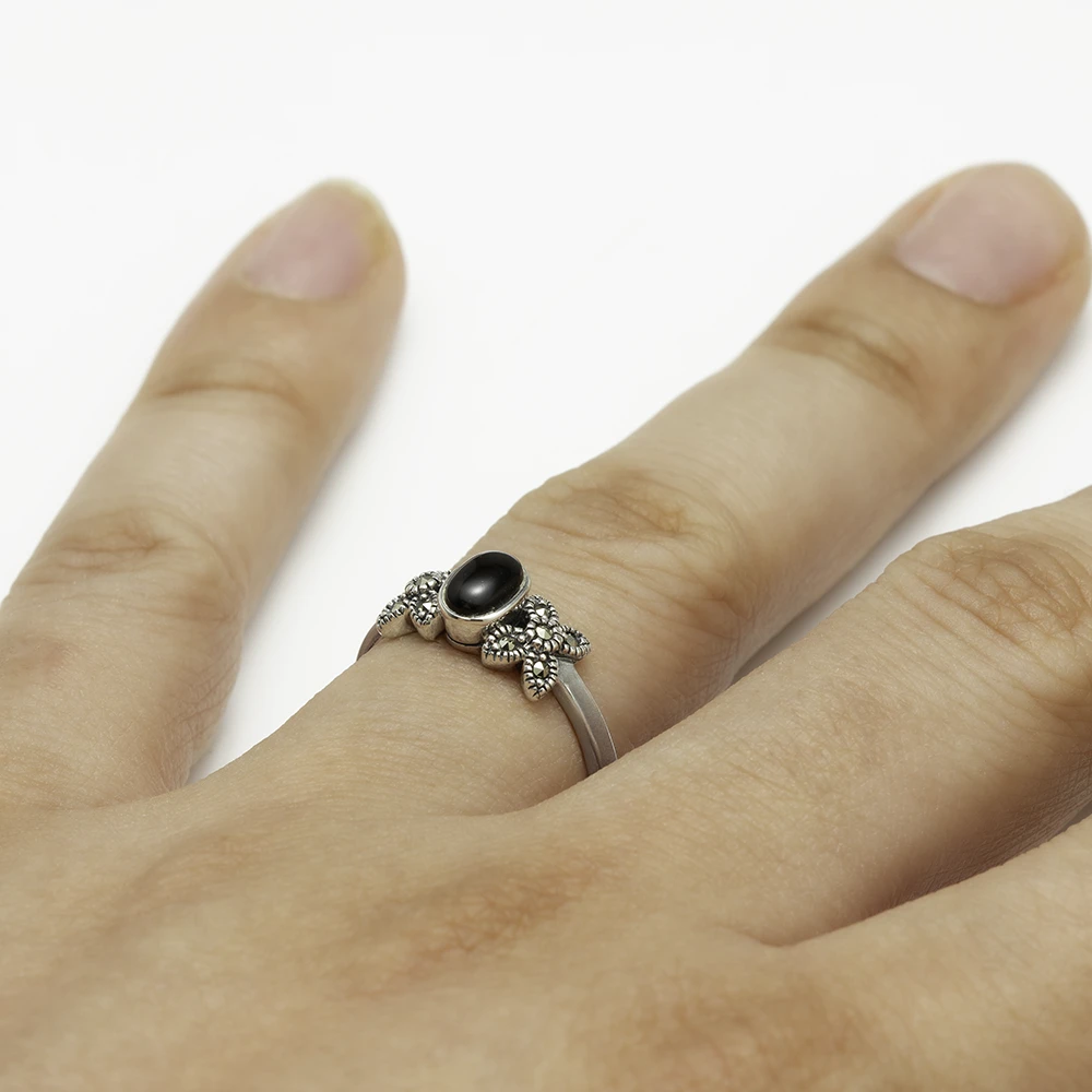 خاتم فضة ماركازيت بتصميم الزهرة (أونكس) - الصورة 2